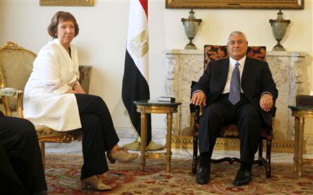 Đại diện cấp cao phụ trách chính sách an ninh và đối ngoại của EU Catherine Ashton và Tổng thống lâm thời Ai Cập Mansour.
